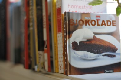 Dark chocolate fudge cake